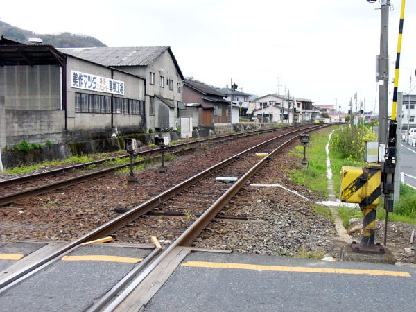 津山駅西方の踏み切りより